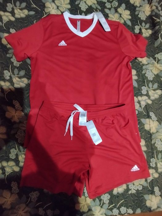 Спортивный костюм Adidas.