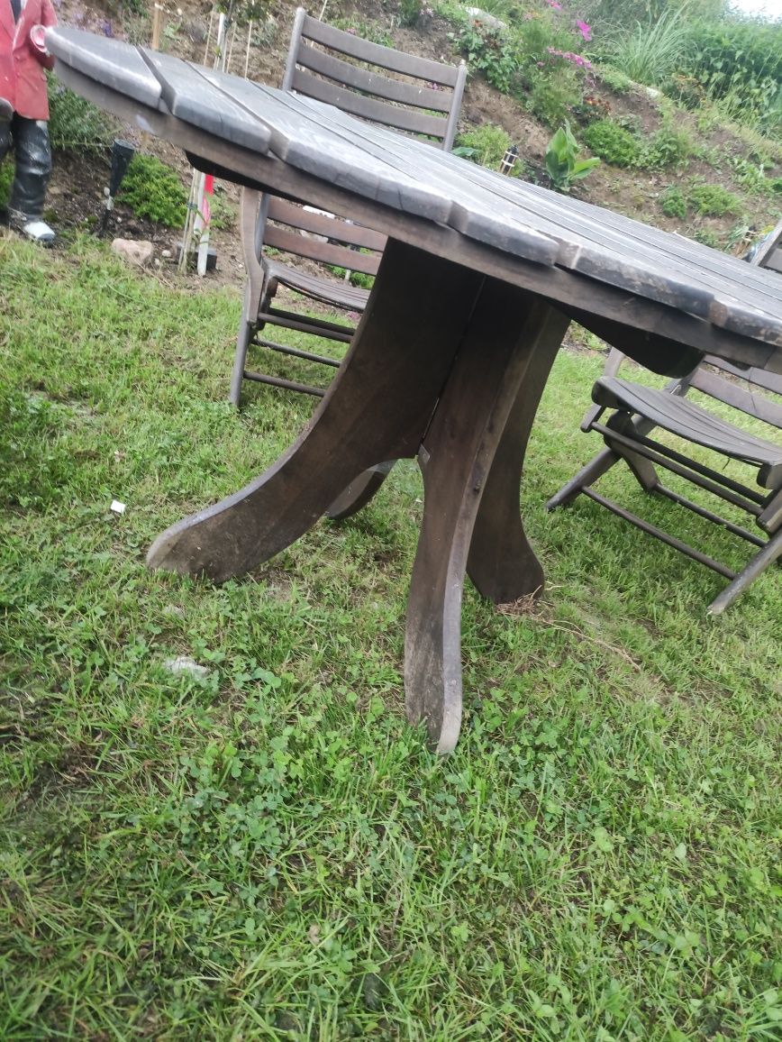 Stół ogrodowy plus krzesła