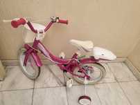 Bicicleta de menina ainda com rodinhas