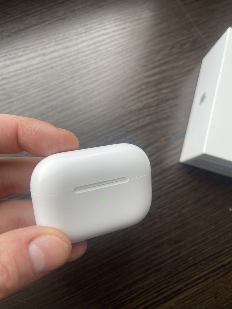 Наушники Apple AirPods Pro Wireless Charging Case