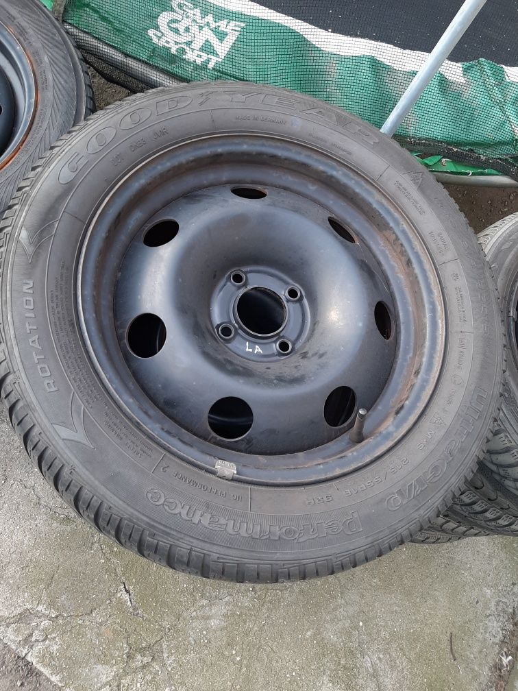 Koła GOODYEAR UltraGrip Performance 215/55R16 - zimowe