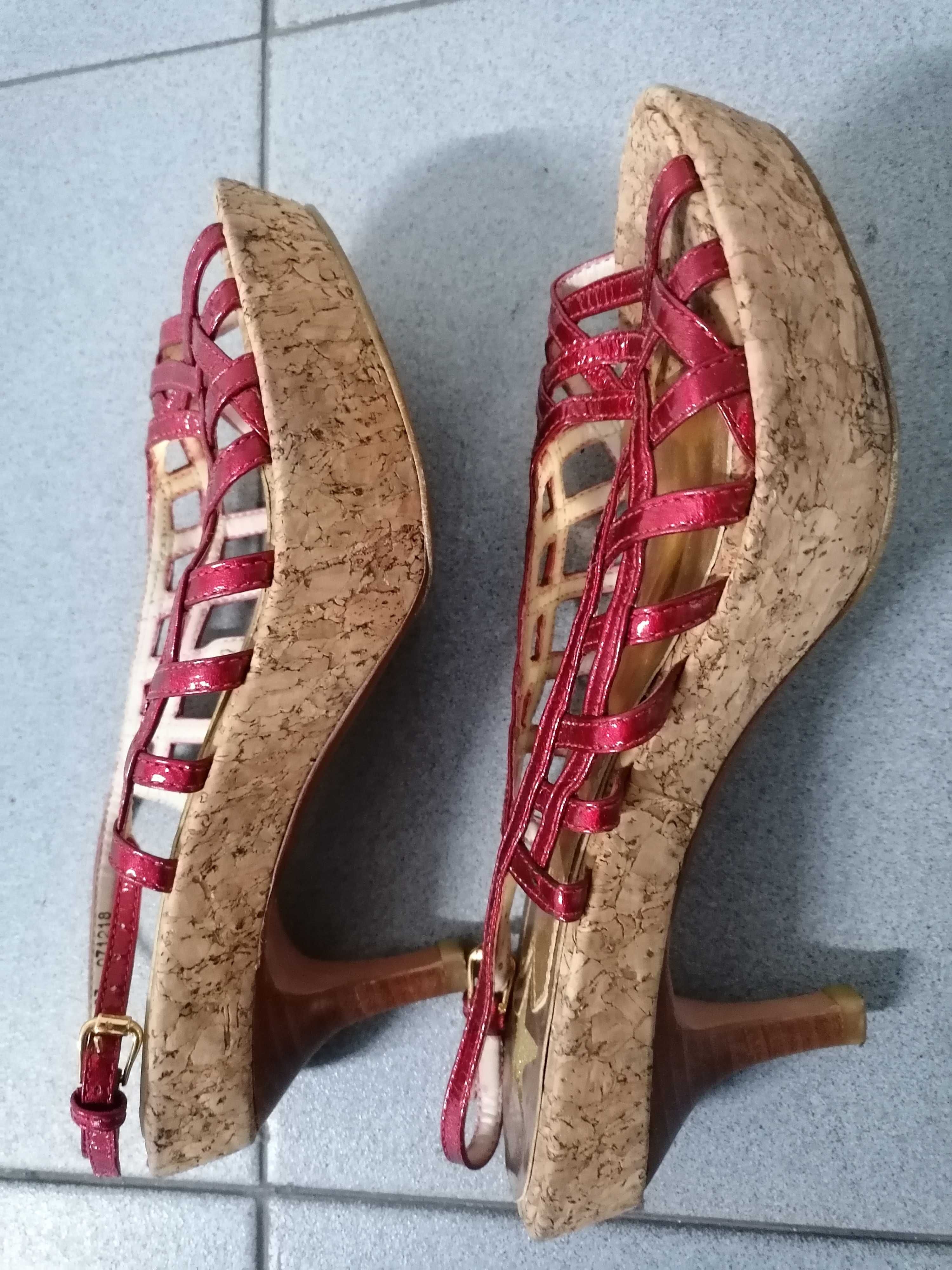 Sapatos/ Sandálias vermelhas