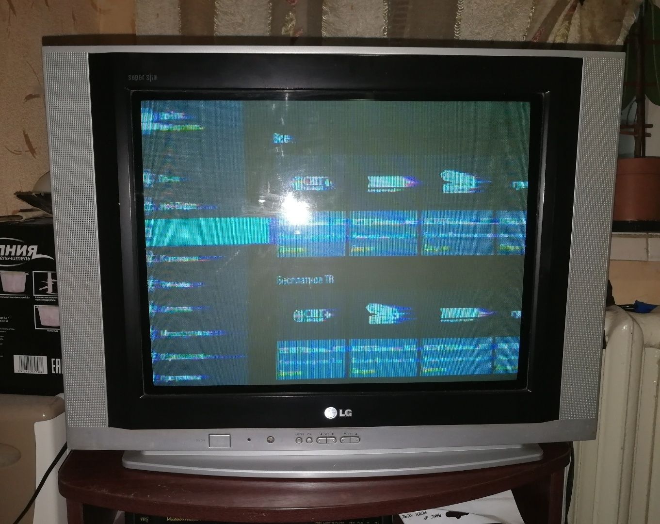 Телевизор LG модель 21 FS2CG, под ремонт, плывут строчки.