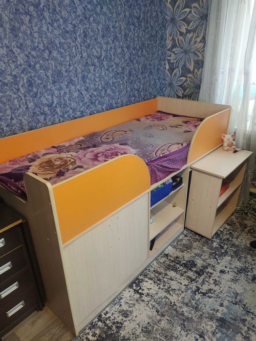 Дитяче ліжко з матрацом.