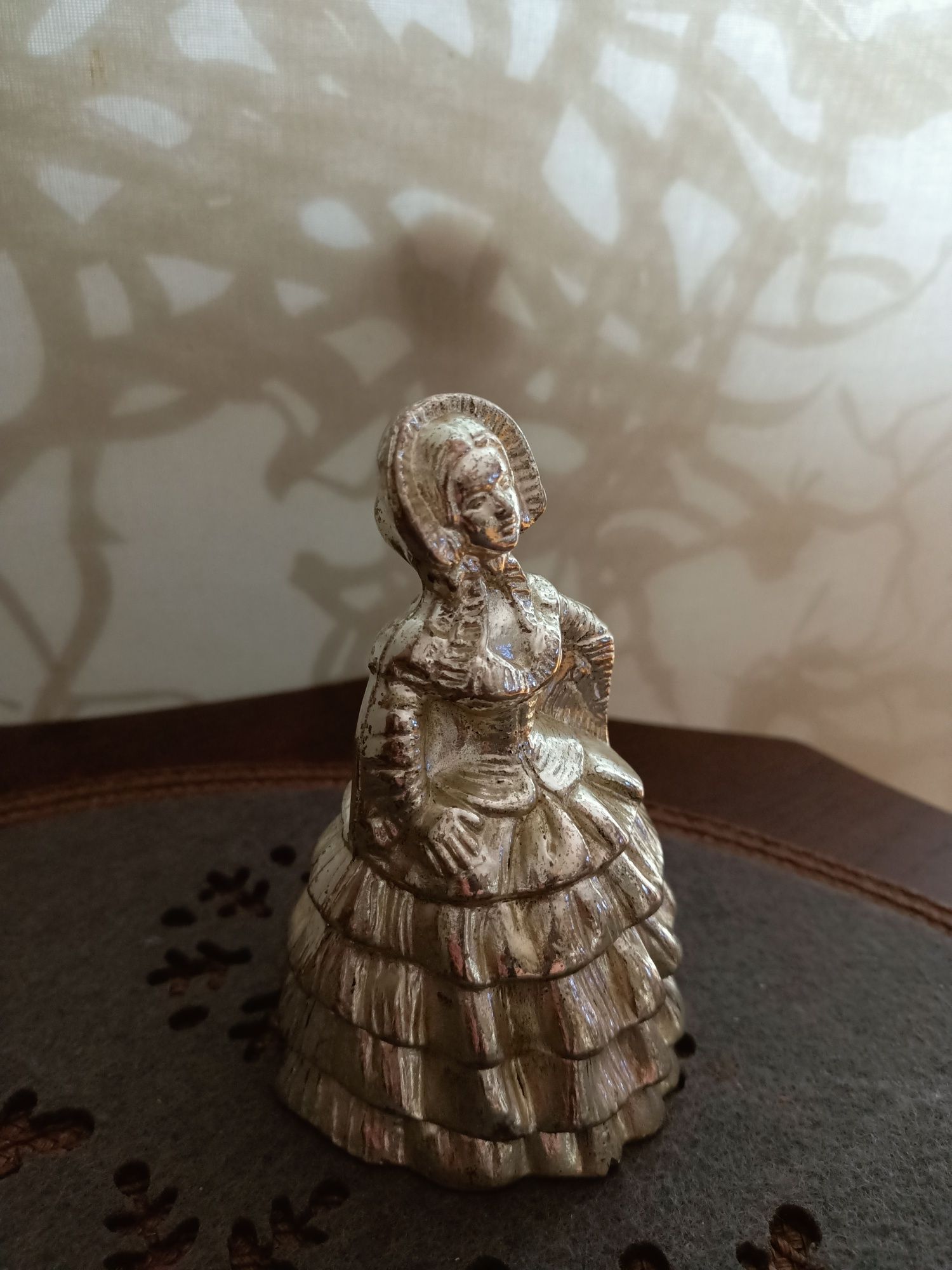 Dawny dzwonek figuralny,dama, srebrzony, Vintage.