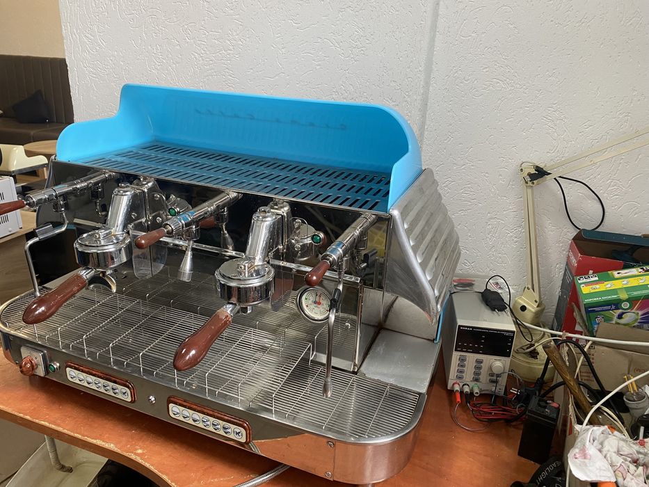 Професійна кавоварка для барів і кафе Elektra Classic Barlume б/в