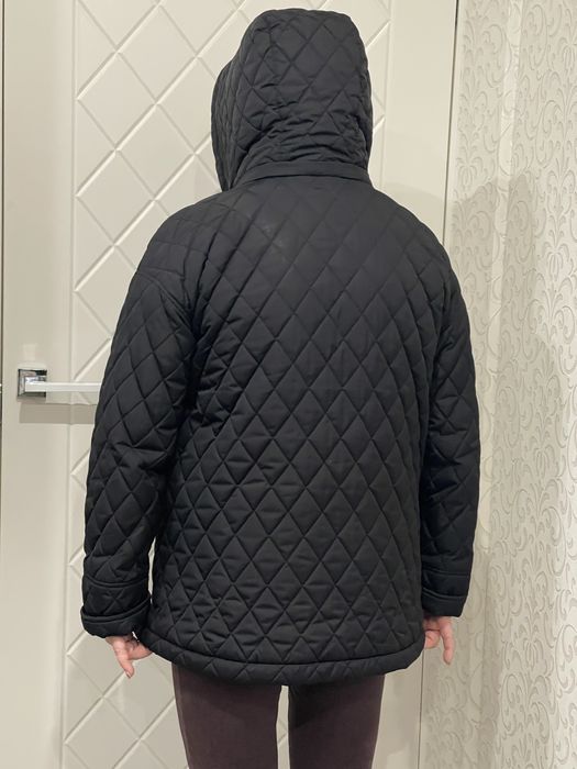 Куртка чорна  осіння — весняна з утепленням і капішоном
