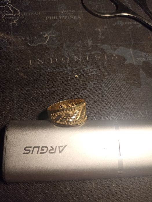 Złoty pierścionek 585