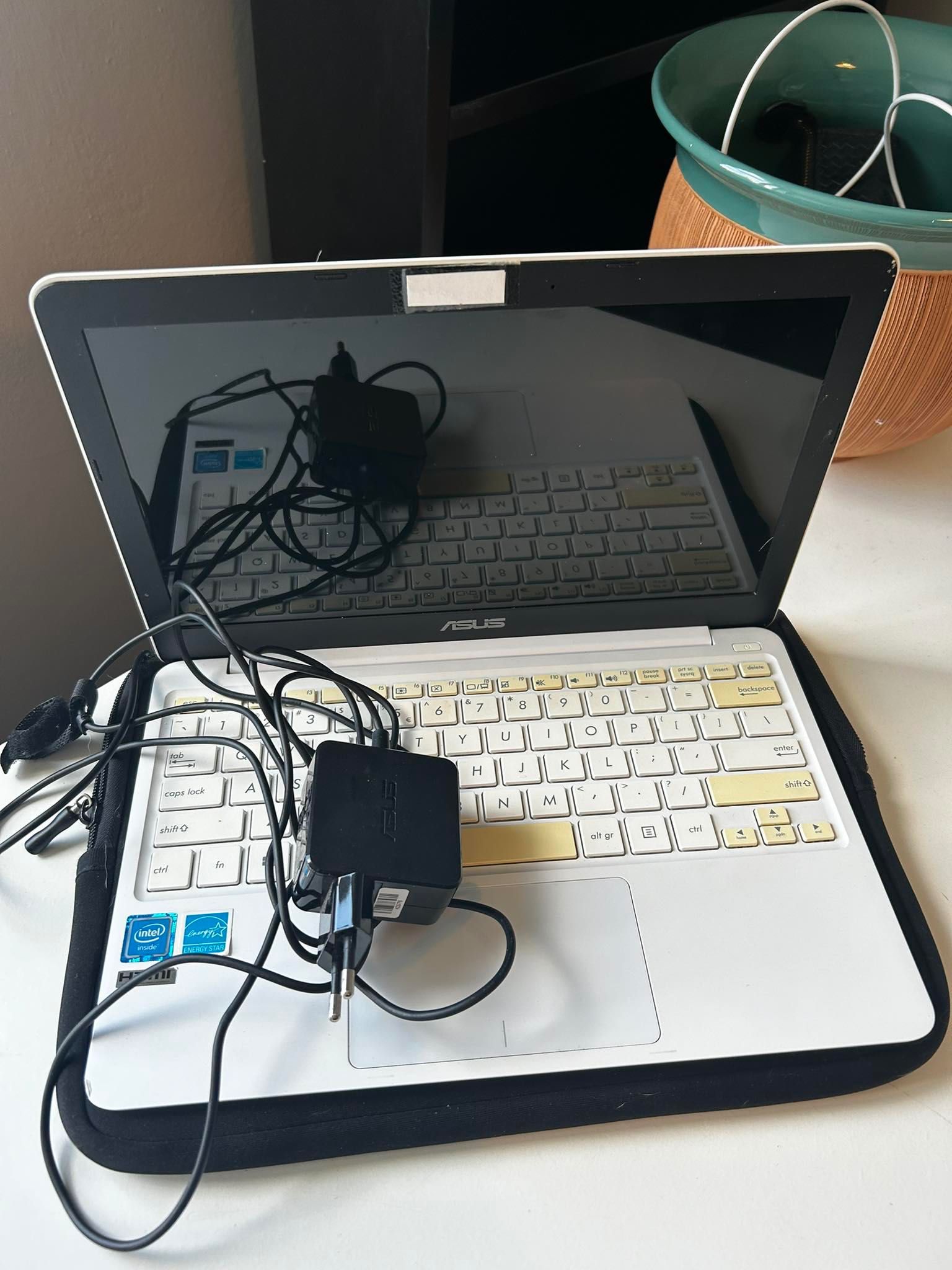 ASUS e200h - kompaktowy laptop do nauki - z futerałem