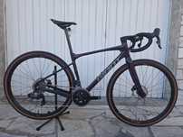 Bicicleta Giant Revolt Tamanho S em carbono com transmissão eletrónica