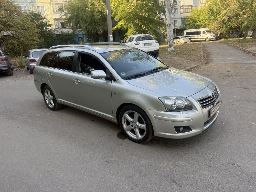 Тайота Авенсис дизель 2,2 в хорошем состояние