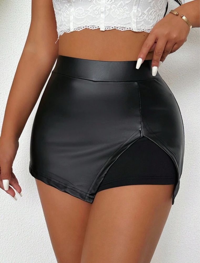 Foxxy Shorts de Pu em cor solida com fenda traseira - Sensualidade