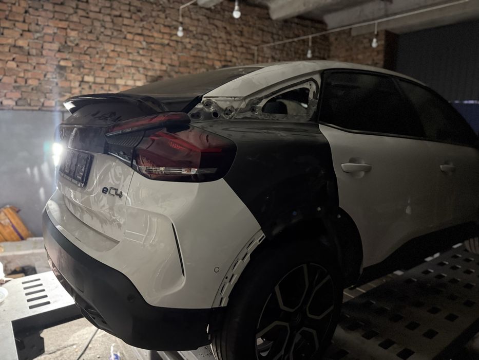 Рихтування авто на стапелі.