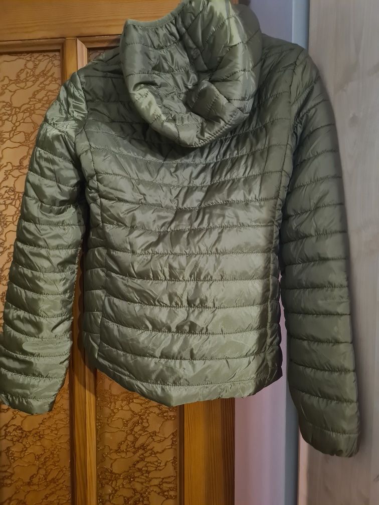 Весенняя куртка на девочку. 140 размер.