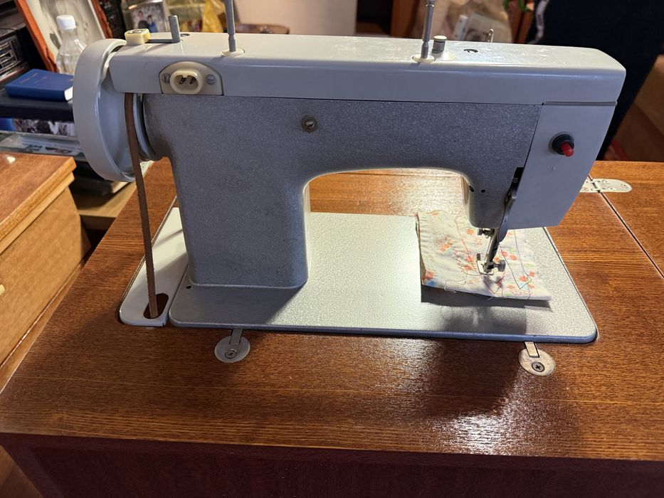 Швейна машинка Подольск 142 з тумбою — повністю робоча