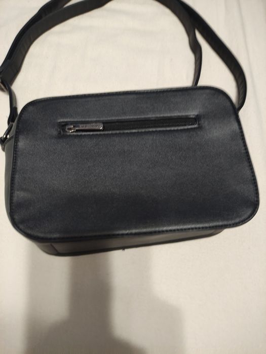 Сумка на плече з довгим ременем.В гарному стані.