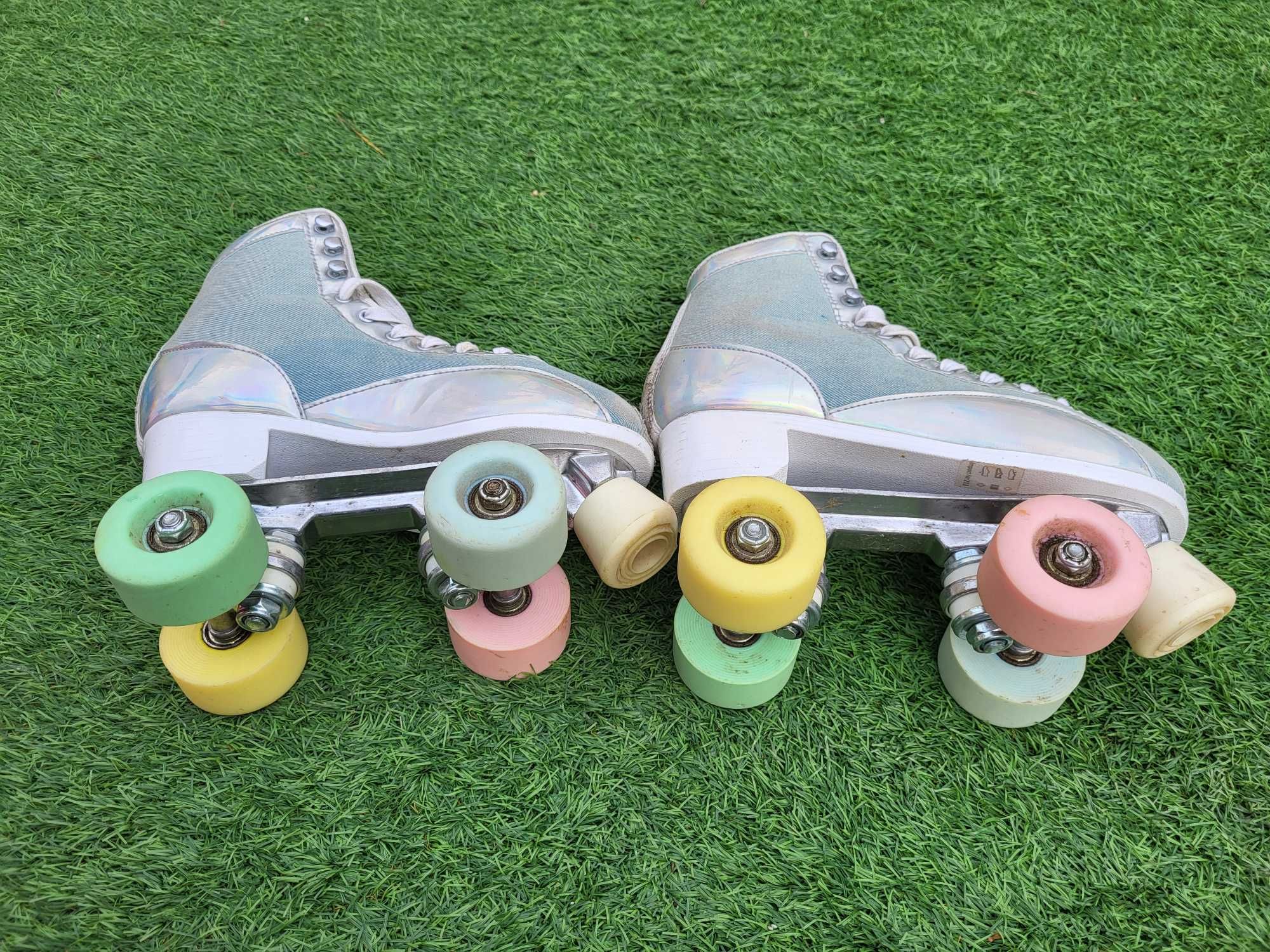 Patins de 4 rodas marca CosmoParis (Usados)