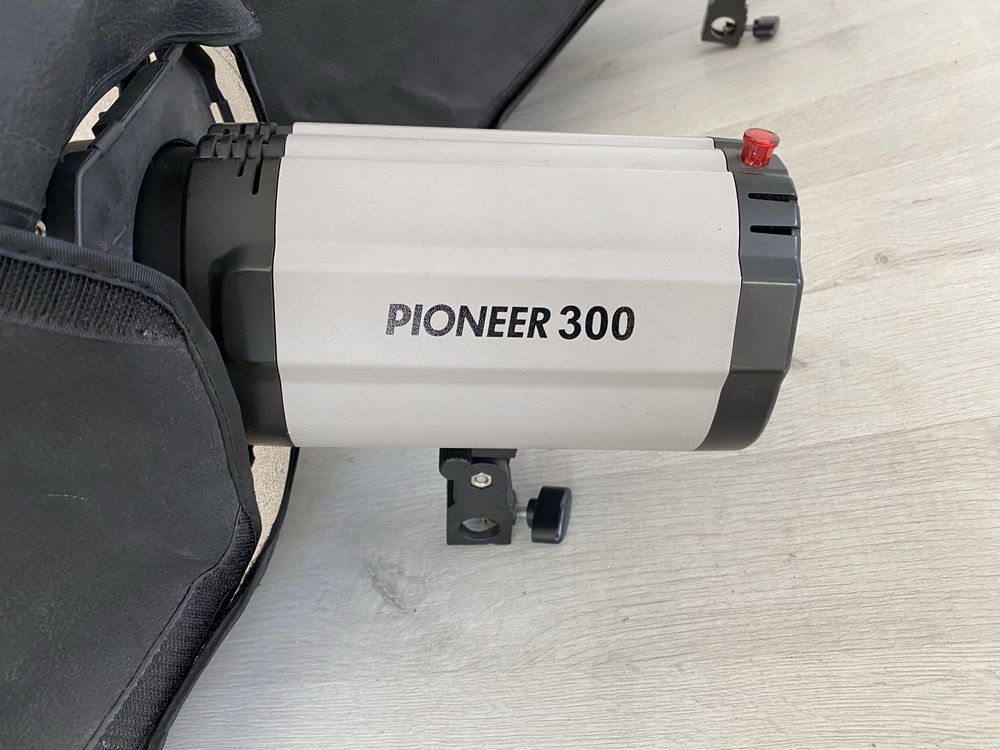 Вспышка спалах студійний Pioneer 300