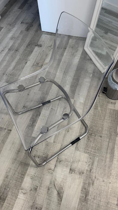 Cadeira transparente cromada como nova