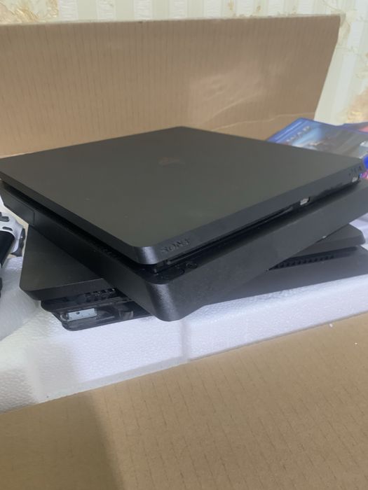 Продам 2 пс 4 слим ps4 slim одна на 1T виорая на 500gb