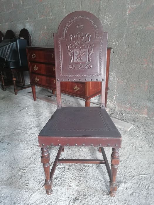 Mesa redonda e 4 cadeiras