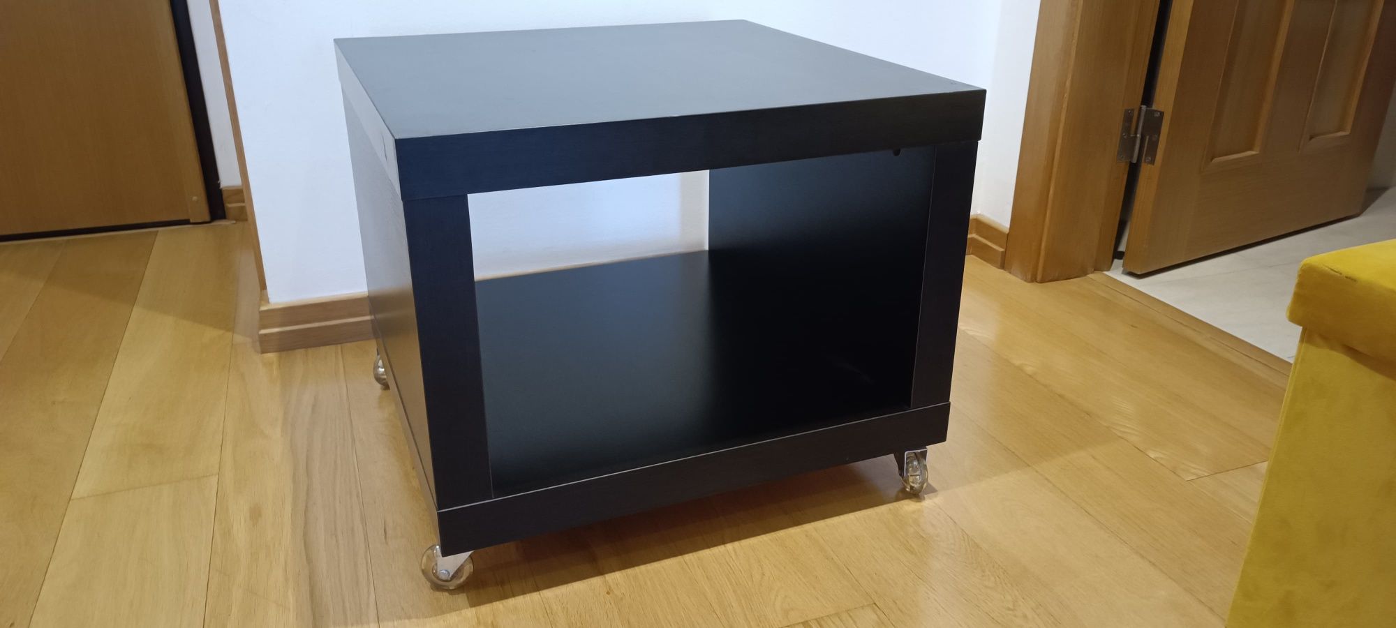 Mesa de apoio 50x50cm com rodas IKEA