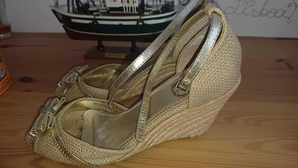 Sandalias douradas de cunha da Zara
