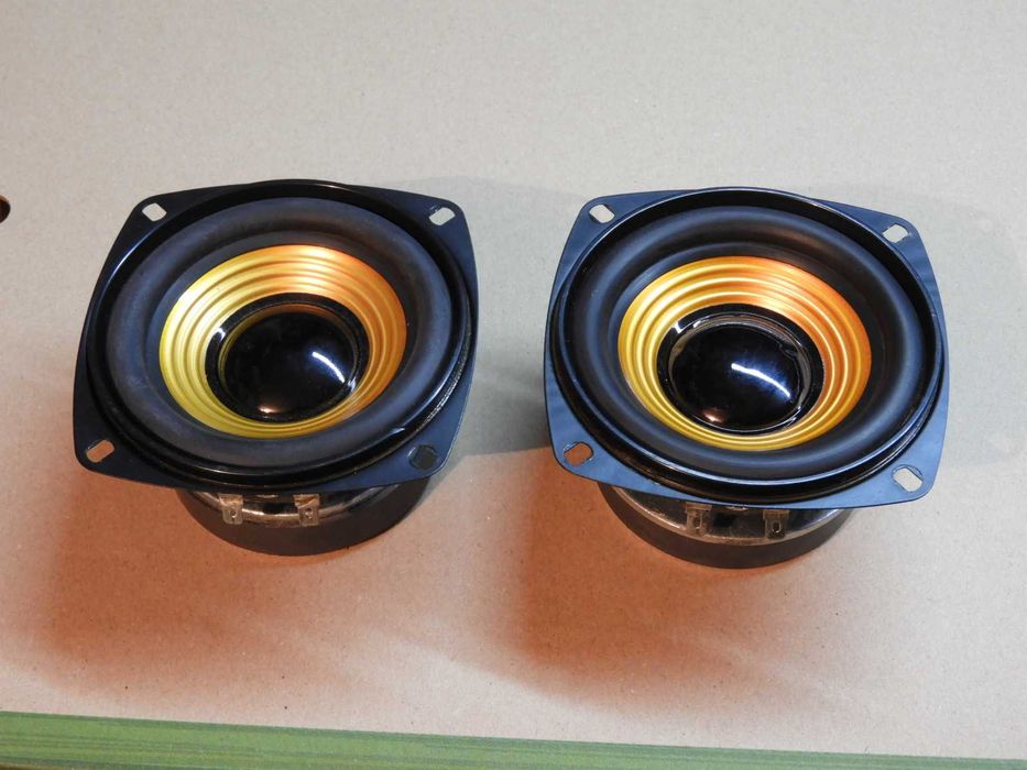 Głośniki basowe 10,5 cm średnicy.
