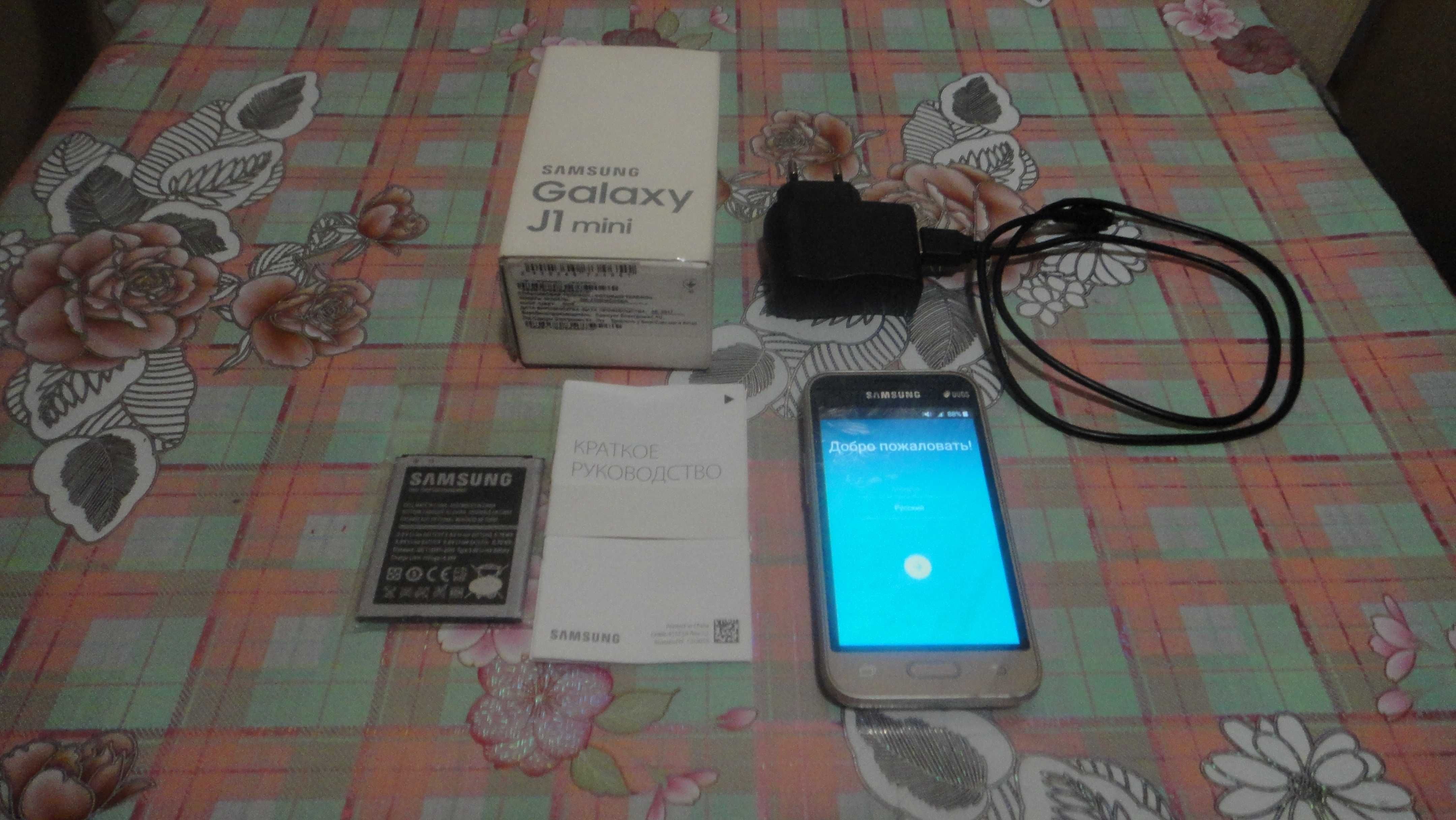 Samsung Galaxy J1 mini Gold Duos 2 симки. 2 аккумулятора