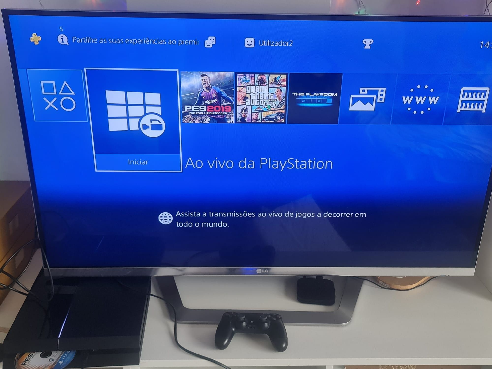 Playstation 4 com dois comandos e um jogo