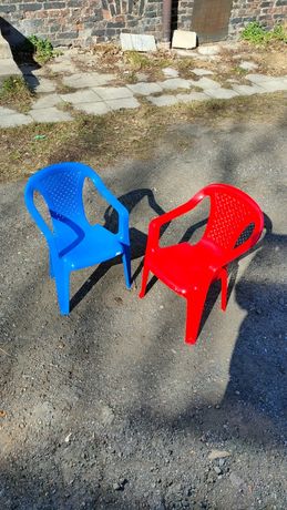 Dwa plastikowe krzesełka dla dzieci ogrodowe
