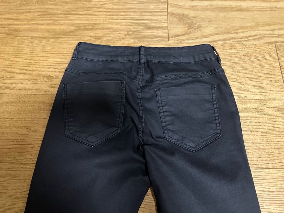 Czarne spodnie, Zara + Sweterek czerwony wpadający w pomarańczowy