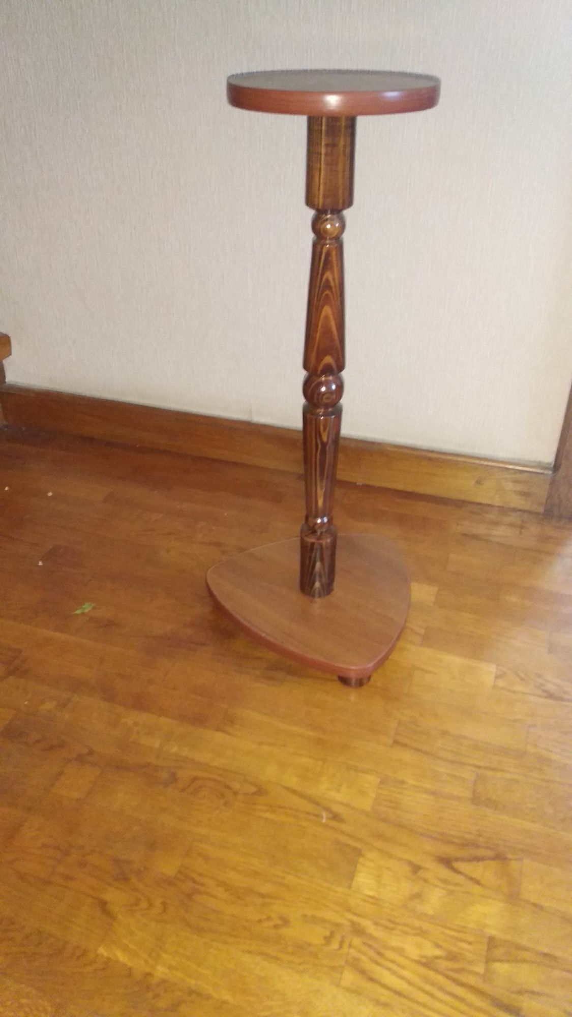 Продам красивую подставку под цветы