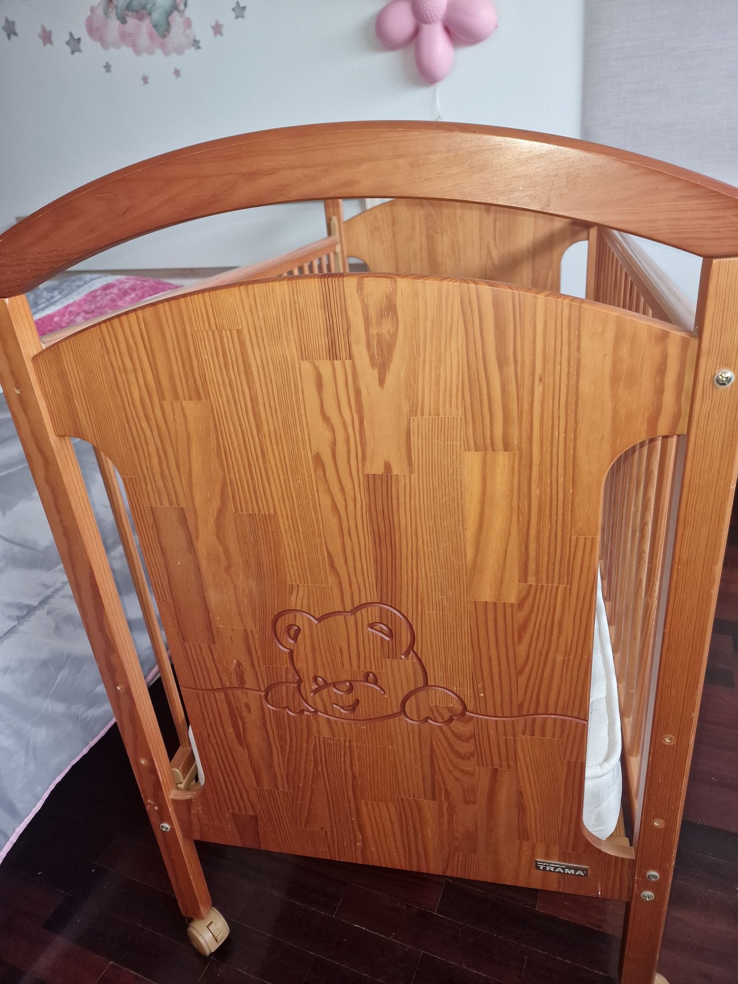 Cama de bebé com colchão