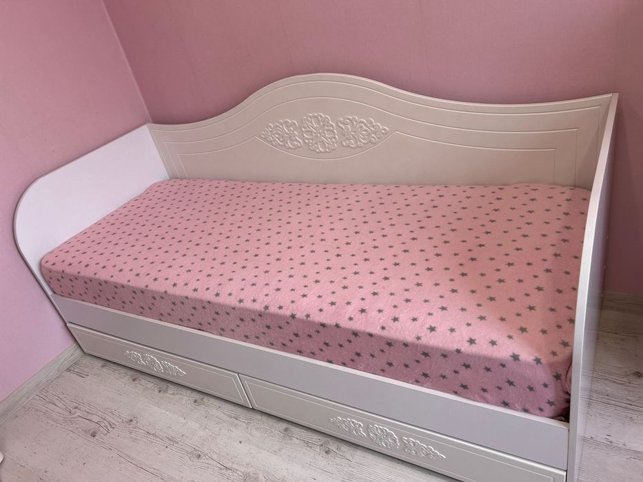 Ліжко для дівчинки