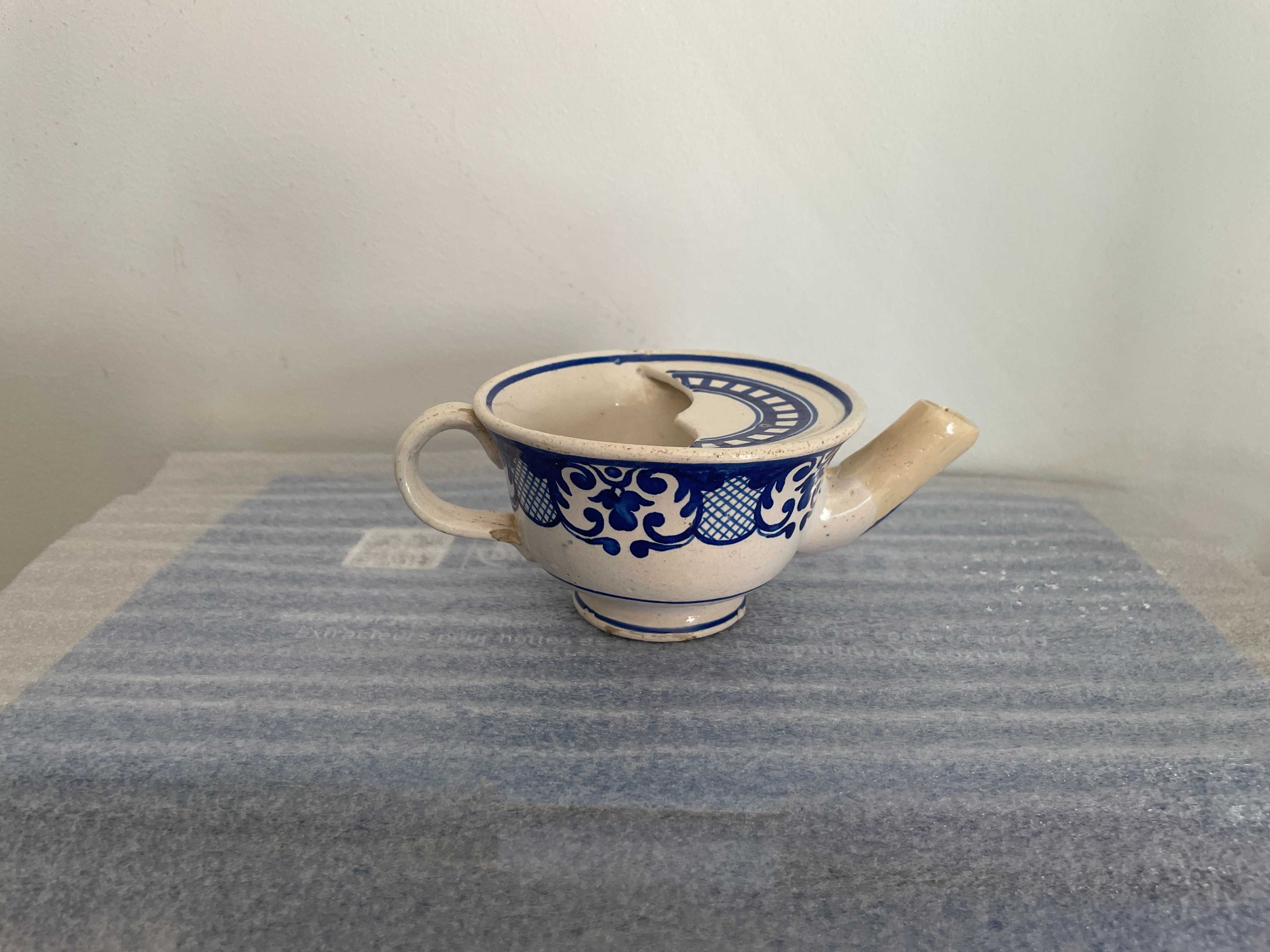 Bica de Caldo em Faiança com Restauro no Bico