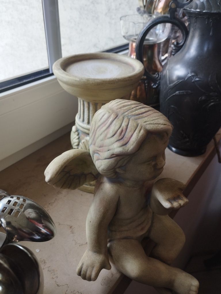 Stary duży ceramiczny aniołek na podstawie vintage