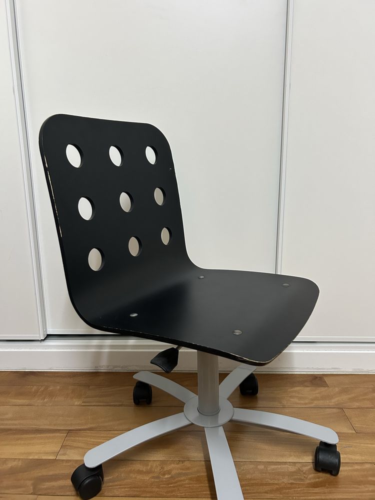 Cadeira preta do Ikea