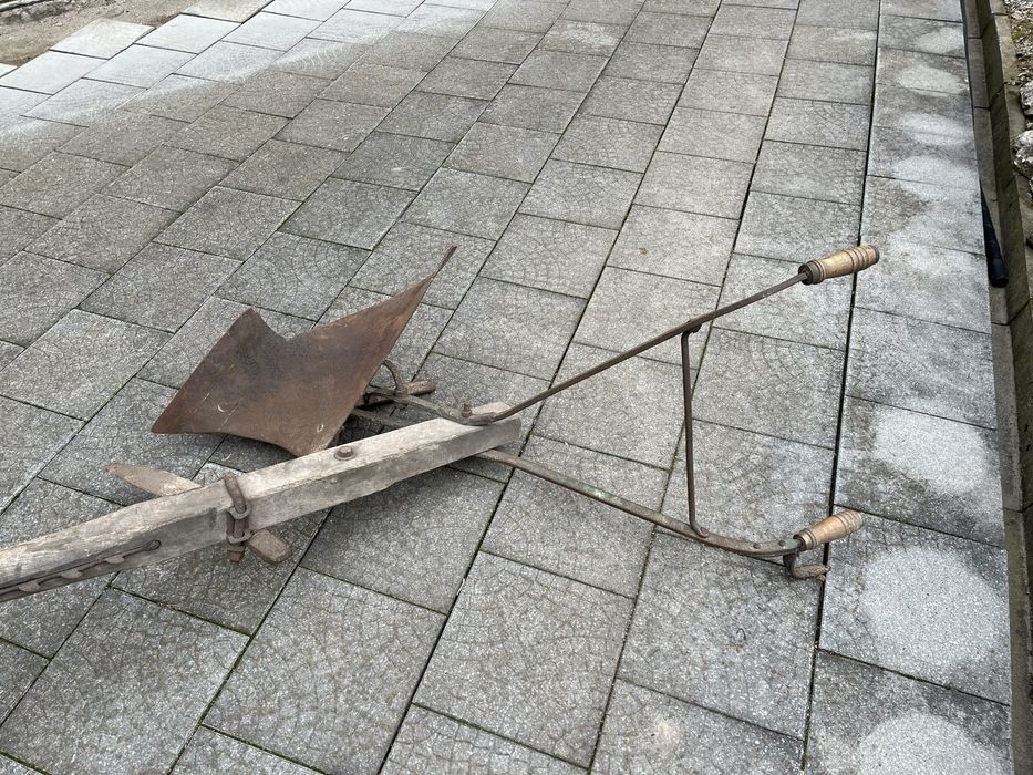 Stary pług konny, antyk