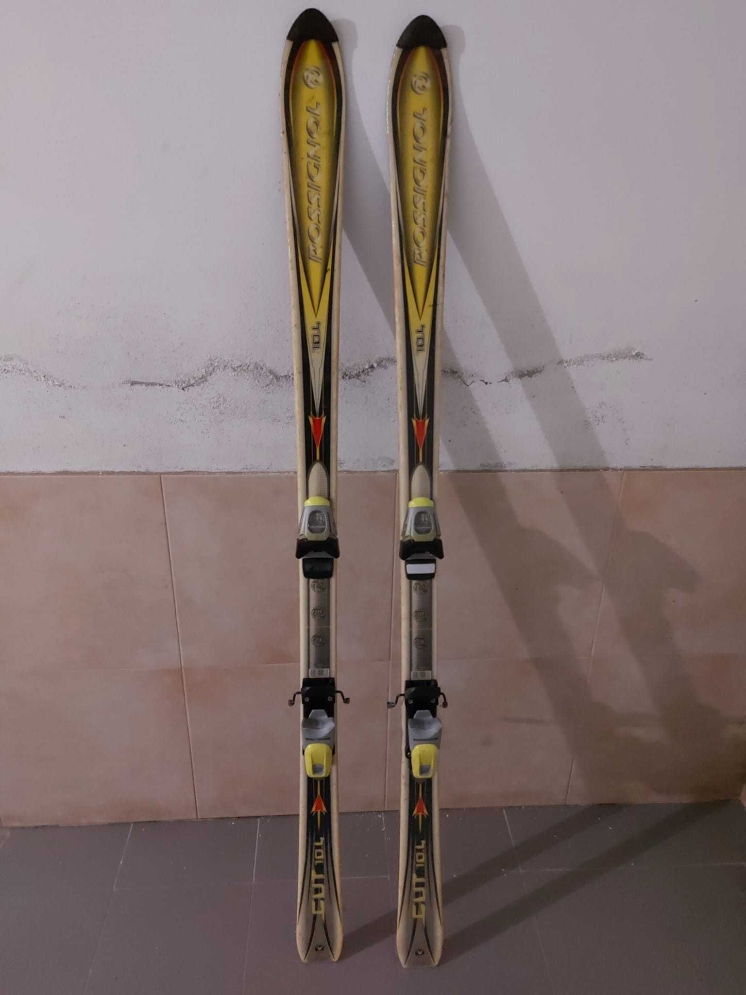 Skis para usuário de aproximadamente 1,75. Necessitam ser encerrados.