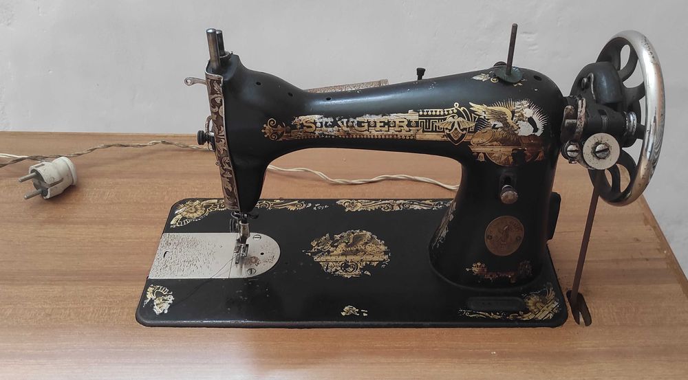 Máquina de costura Singer com lâmpada