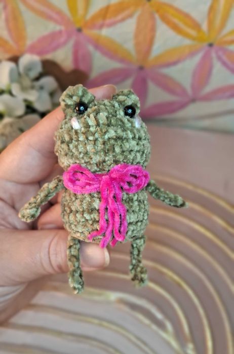 Prezent na walentynki żabka na szydełku walentynka amigurumi