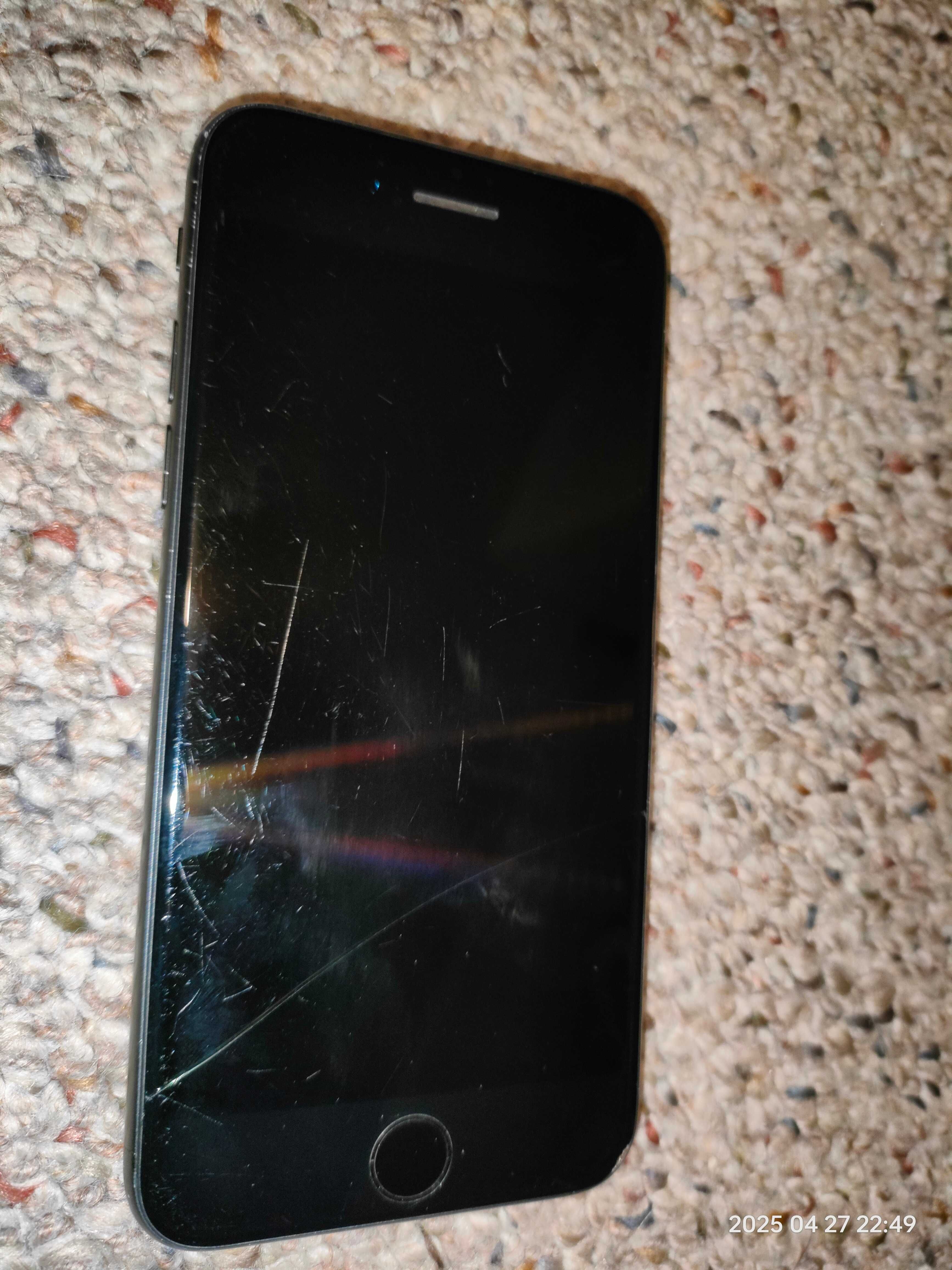 iPhone trzy sztuki, 14 Pro i  dwie 7-emki