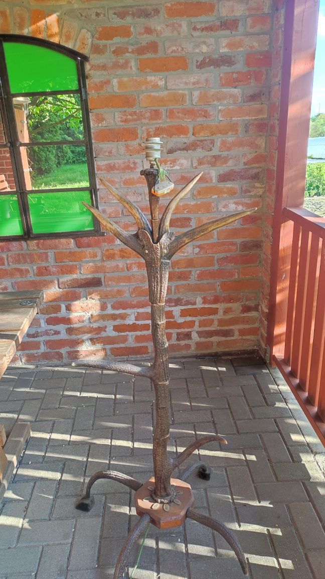 Lampa stojąca wykonana z rogów jelenia