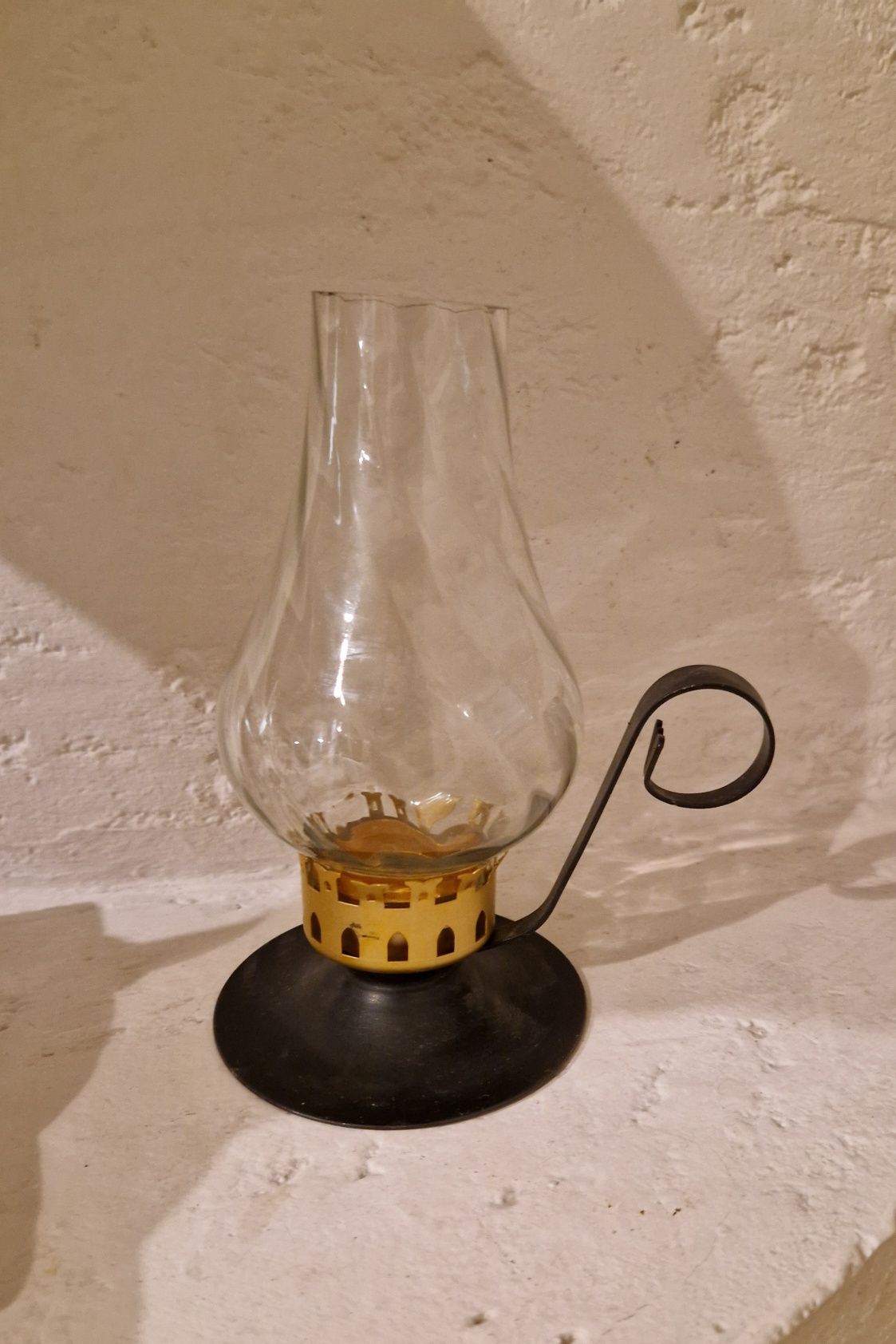 Świecznik  jak lampka naftowa-kaganek,szkło do lampy naftowej śred.4cm
