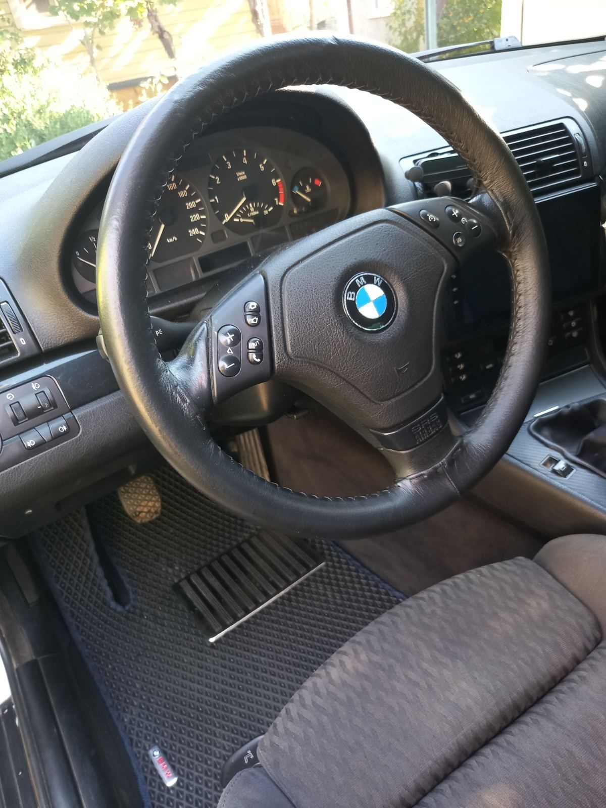 BMW 323i                     .