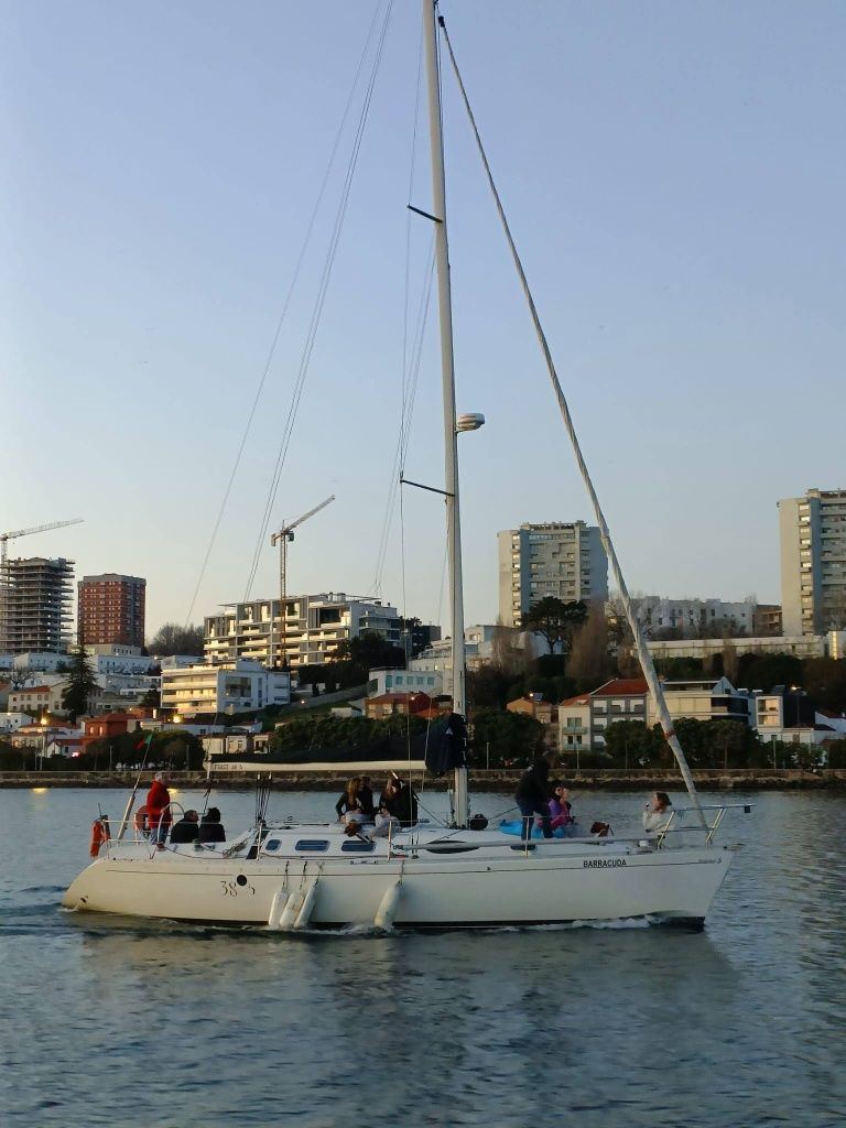 Empresa marítimo turística a operar veleiro na Douro marina