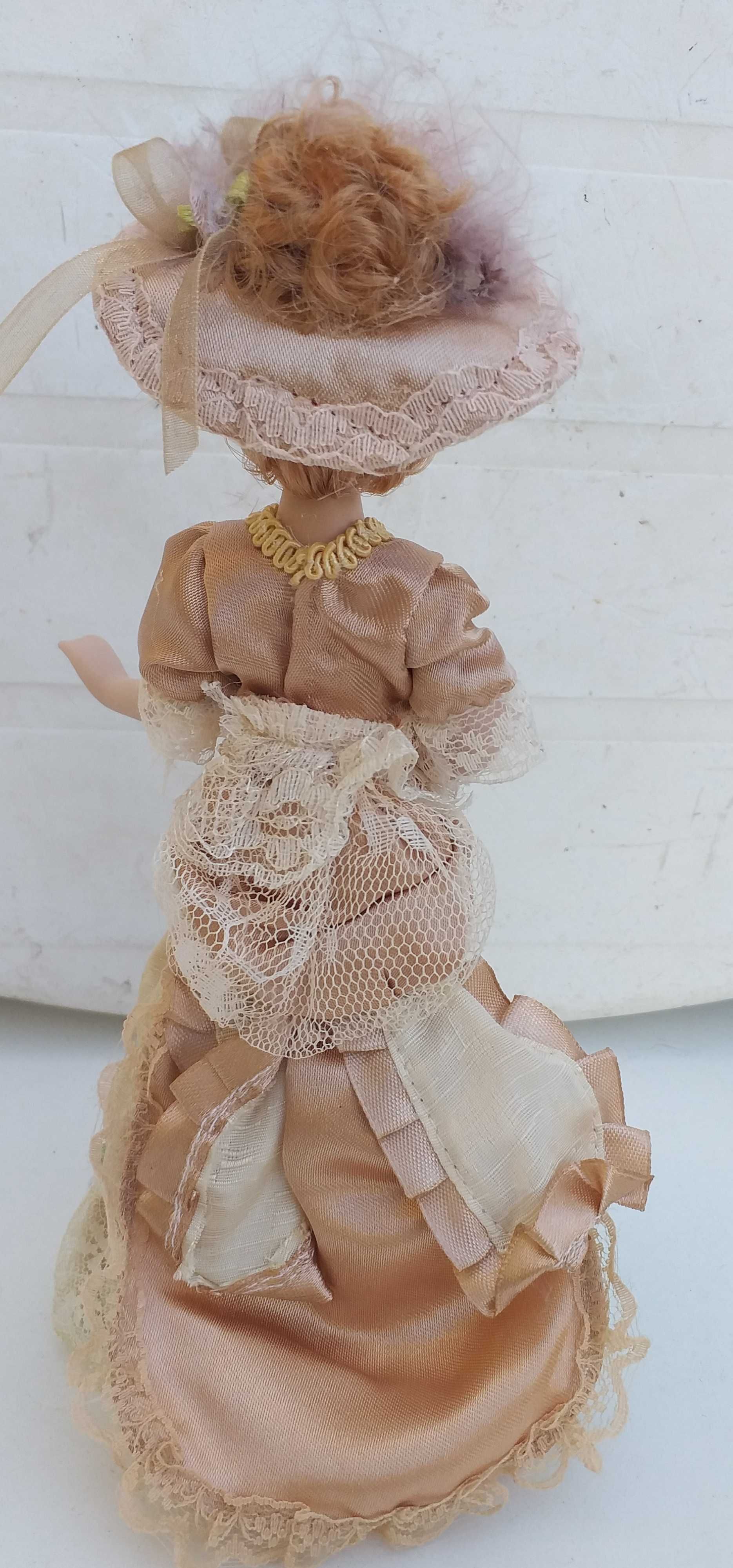Bonecas em porcelana com fatos de damas antigas
