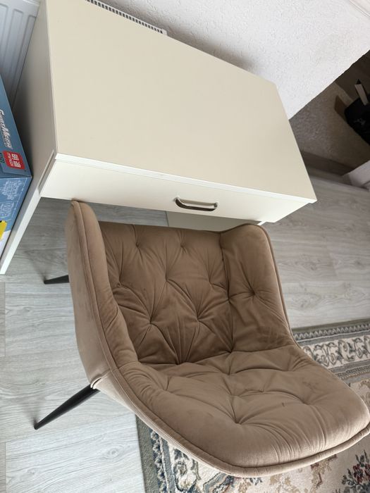 Стіл письмовий і стільчик