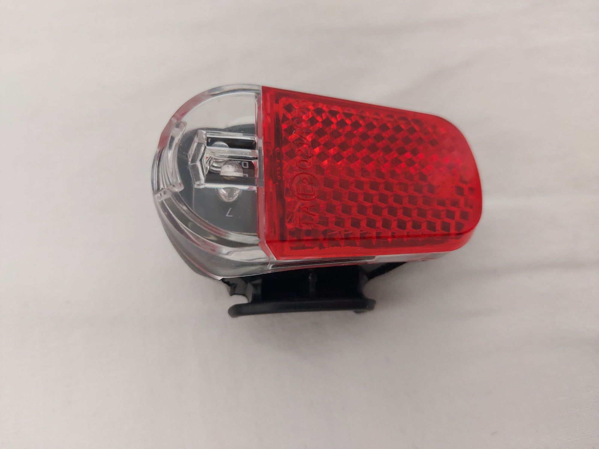 Lampka rowerowa tylna czerwona LED odblaskowa lekka kompaktowa baterie